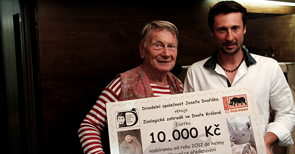 Josef Dvořák předal ZOO Dvůr Králové šek na 10000 Kč