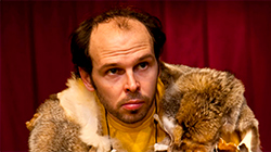 One man show Caveman 5.8.2020 na Letní scéně Harfa