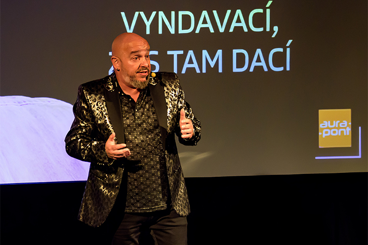 Zdeněk Izer: Vyndavací, zas tam dací